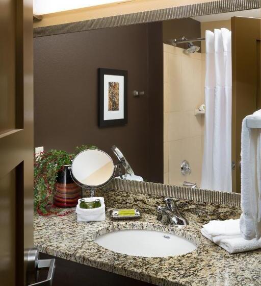 스위트 킹사이즈 침대, Clubhouse Hotel & Suites Fargo