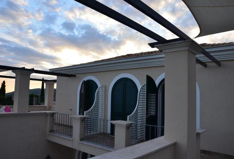 带露台的小型套房, Collina Degli Ulivi B&b
