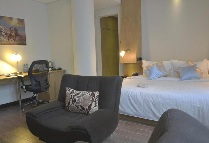 سوییت, La Maison Royale