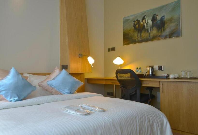 سوییت جونیور, La Maison Royale