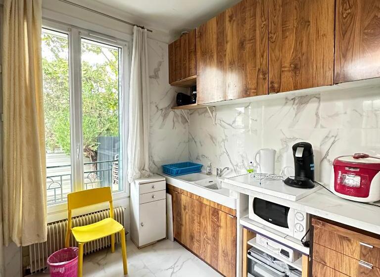 침실 2개 주택, Paris Star