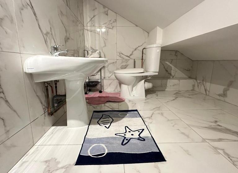 침실 2개 주택, Paris Star