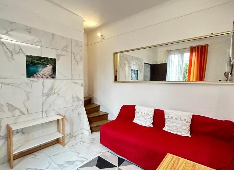 침실 2개 주택, Paris Star