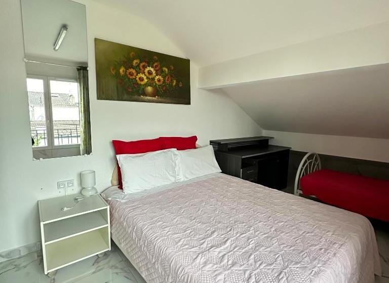 침실 2개 주택, Paris Star