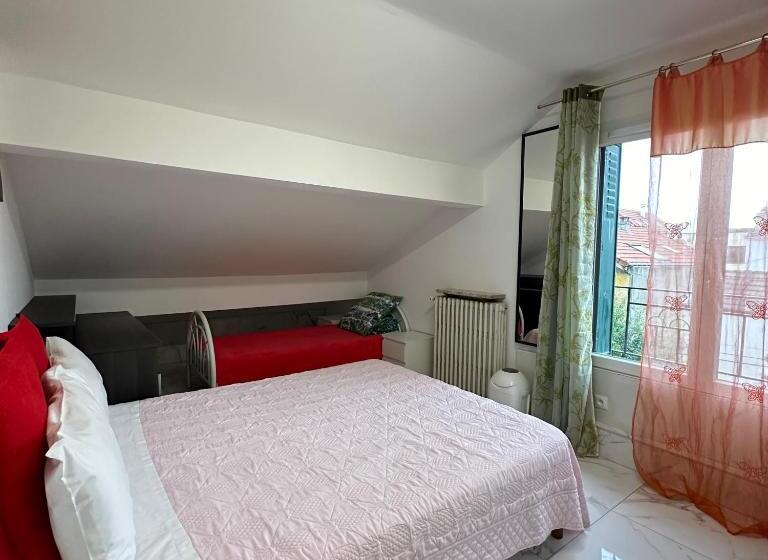 침실 2개 주택, Paris Star