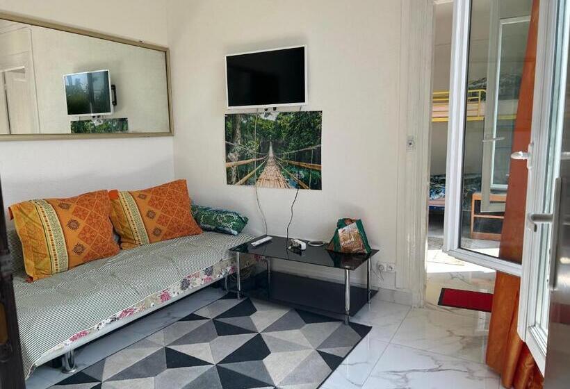 침실 2개 주택, Paris Star