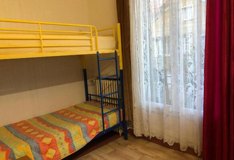 침실 2개 주택, Paris Star