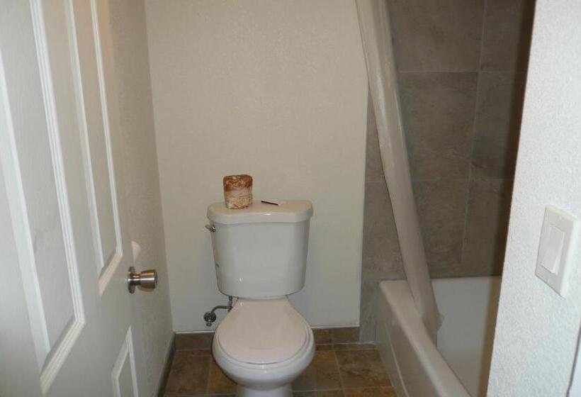 ２ダブルベッドのスタンダードルーム, Rodeway Inn Downtown Hanford