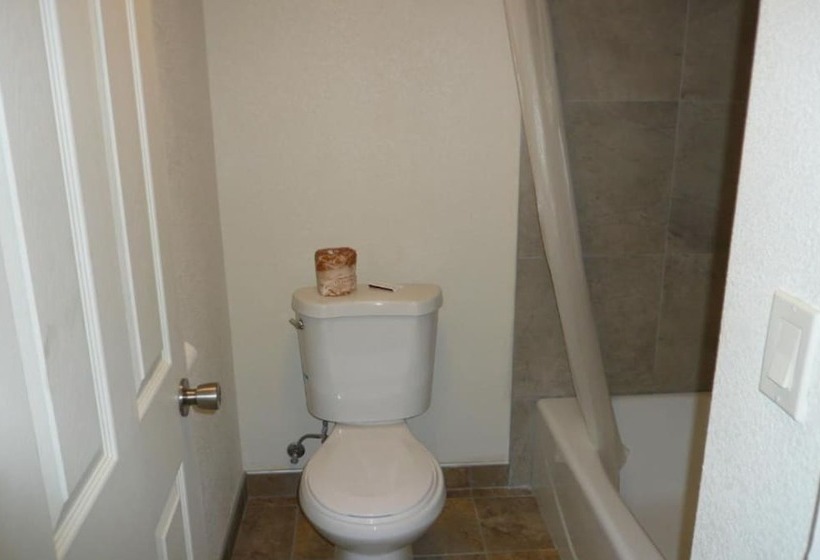 Номер Стандарт 2 Двуспальные Кровати, Rodeway Inn Downtown Hanford