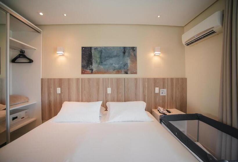 חדר משפחתי, Slaviero Ingleses Convention