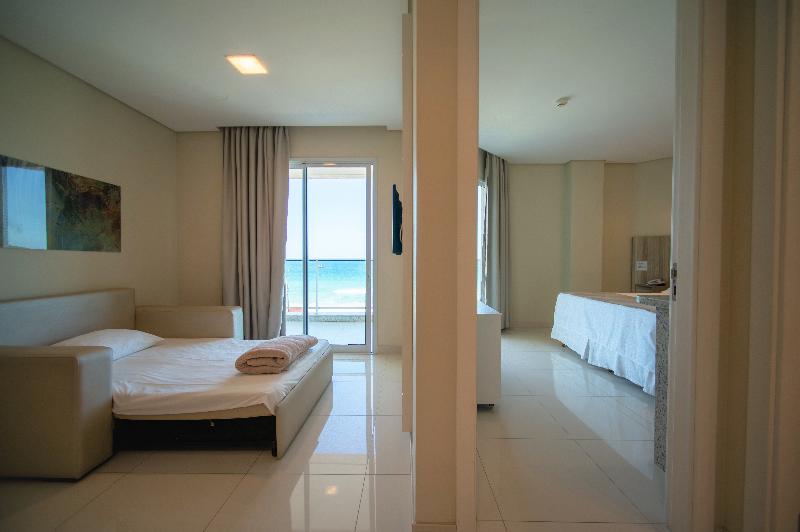 חדר סופריור לשלושה, Slaviero Ingleses Convention