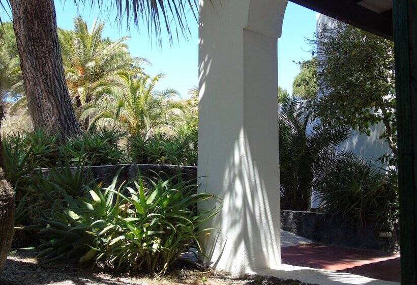 プールの見えるスタンダードトリプルルーム, Villa Saracina