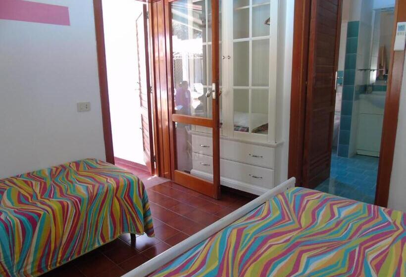 プールの見えるスタンダードトリプルルーム, Villa Saracina