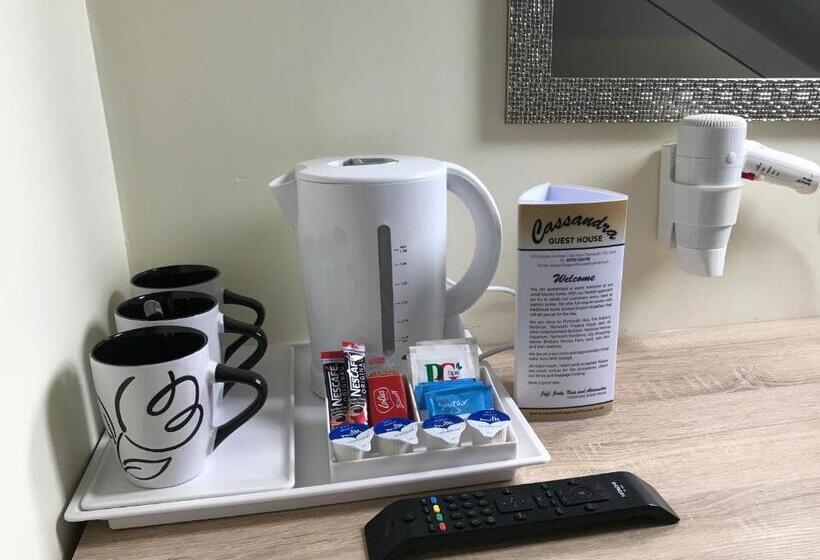 اتاق خانوادگی, Cassandra Guest House