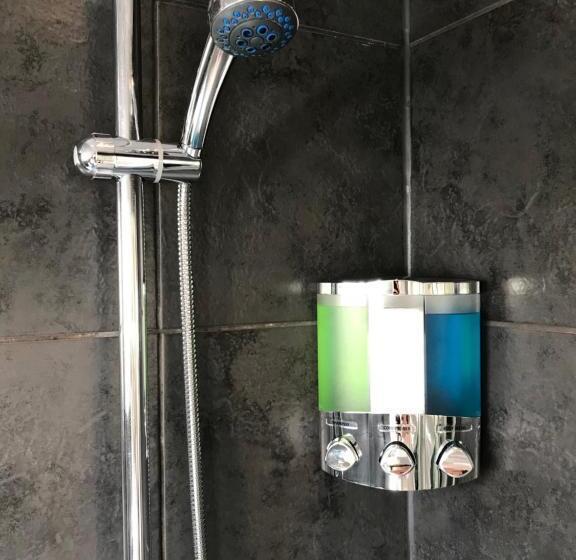 اتاق خانوادگی, Cassandra Guest House