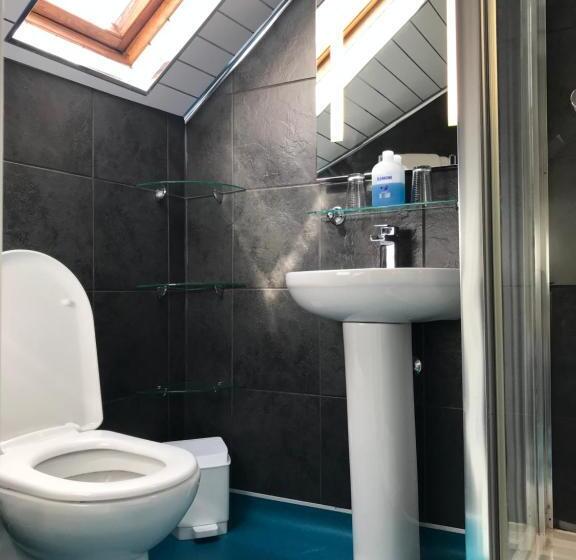 اتاق خانوادگی, Cassandra Guest House