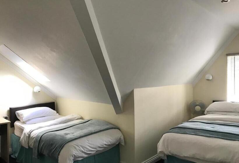 اتاق خانوادگی, Cassandra Guest House