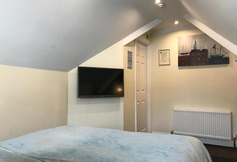 اتاق خانوادگی, Cassandra Guest House