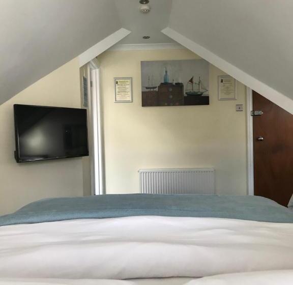 اتاق خانوادگی, Cassandra Guest House