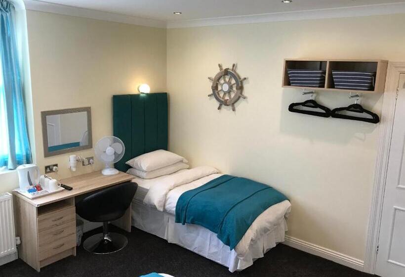 اتاق خانوادگی, Cassandra Guest House