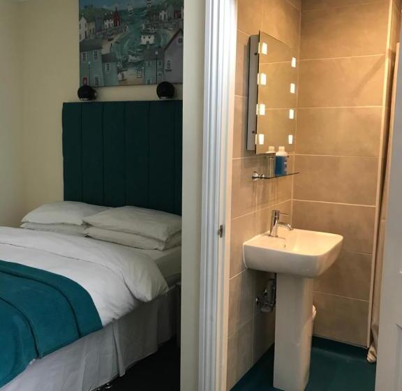 اتاق خانوادگی, Cassandra Guest House