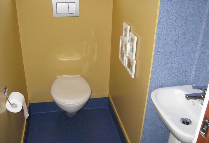 מיטה בחדר משותף, The Bug Backpackers