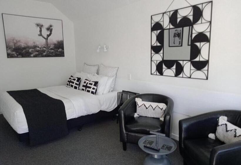Студия Стандарт, Four Peaks Motel