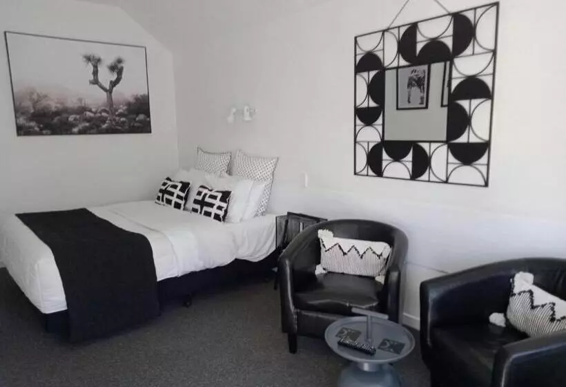 Standard-studio, Four Peaks Motel