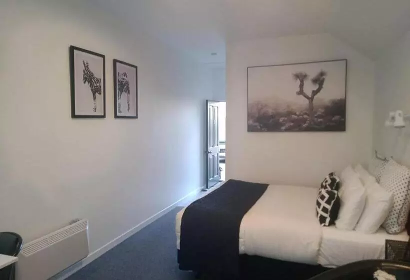 Standard-studio, Four Peaks Motel