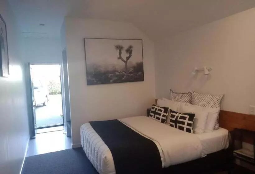 Standard-studio, Four Peaks Motel
