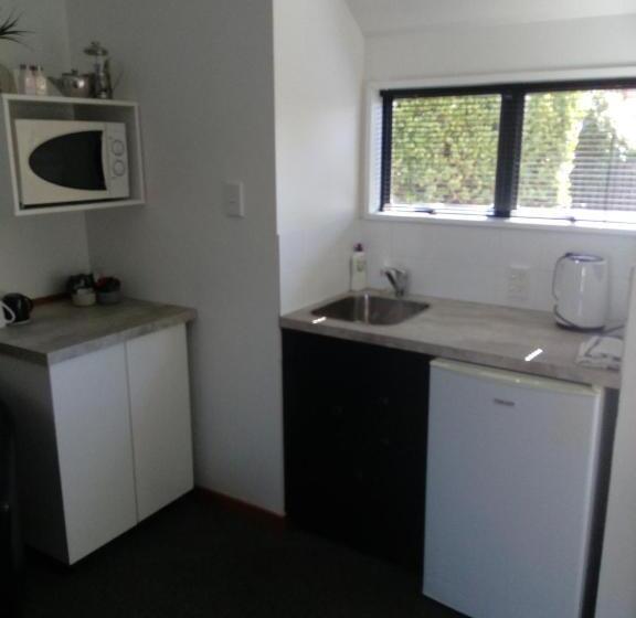 스탠다드 스튜디오, Four Peaks Motel