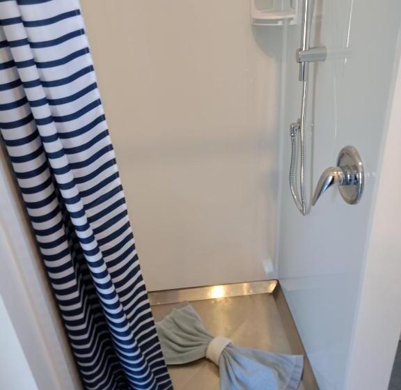 디럭스 스튜디오, Four Peaks Motel