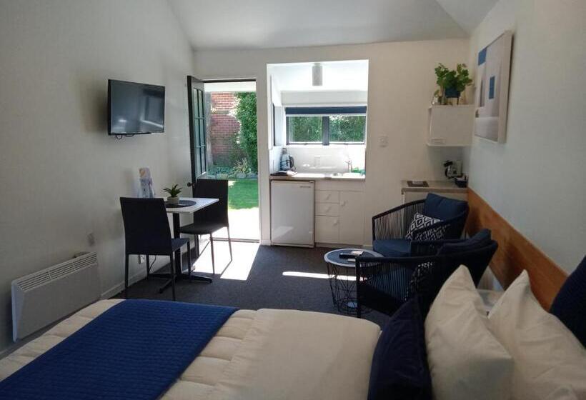 סטודיו דלוקס, Four Peaks Motel