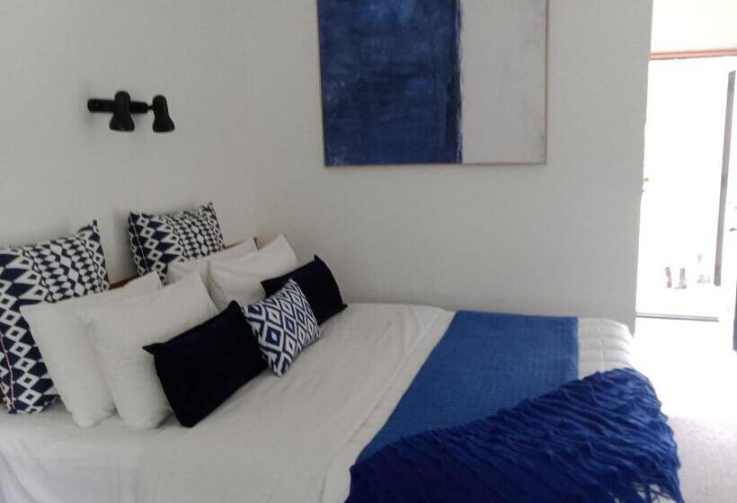 סטודיו דלוקס, Four Peaks Motel