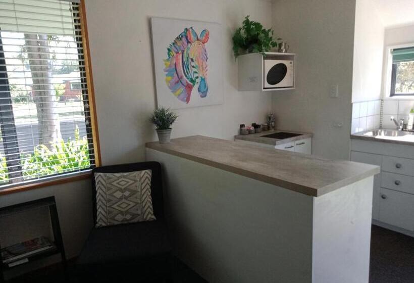 스위트, Four Peaks Motel