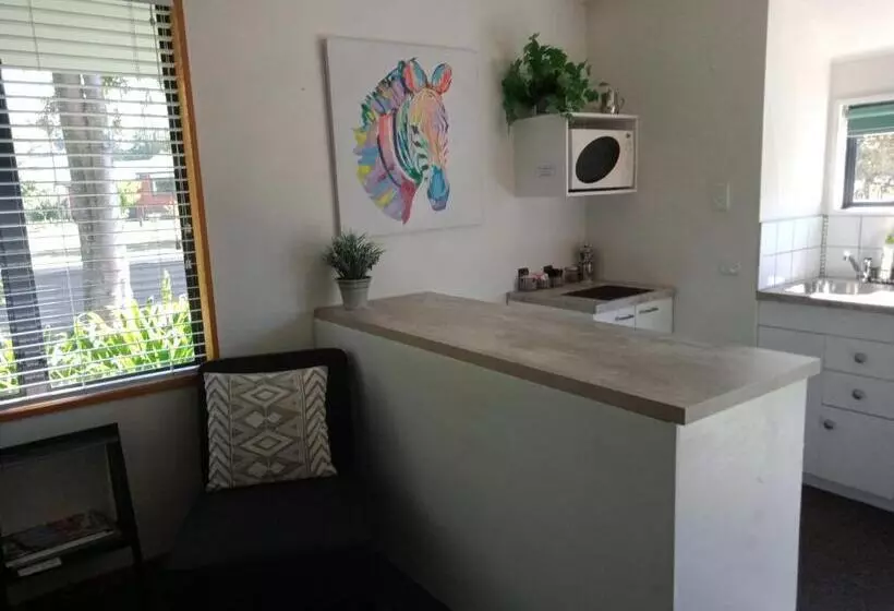Sviitti, Four Peaks Motel