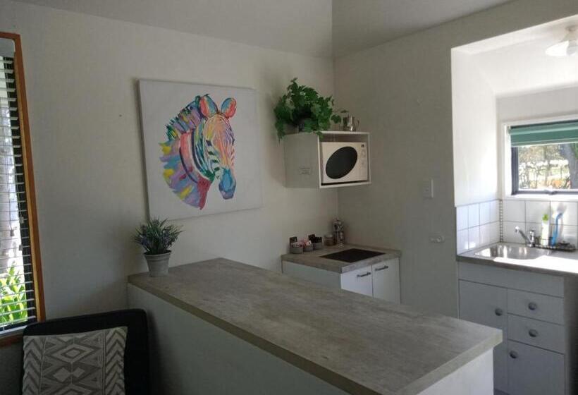 스위트, Four Peaks Motel