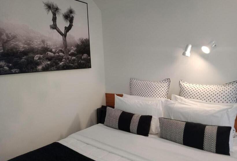 스탠다드 스튜디오, Four Peaks Motel