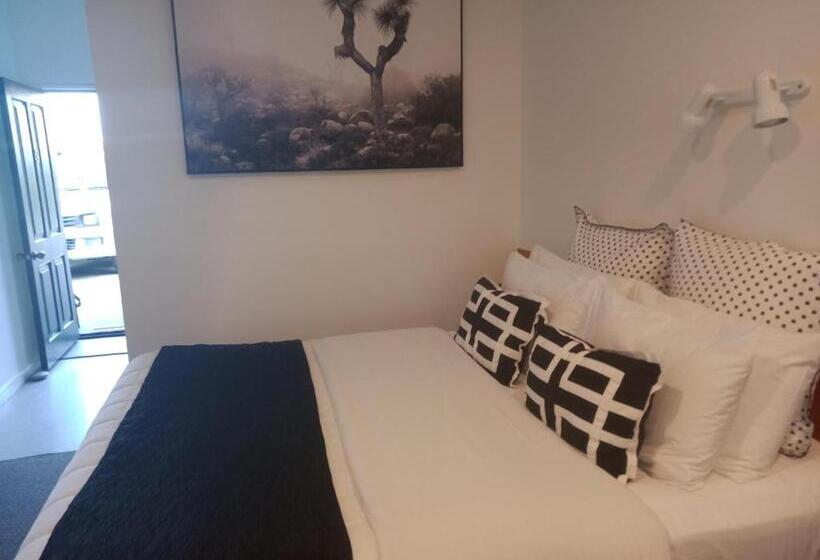 Студия Стандарт, Four Peaks Motel