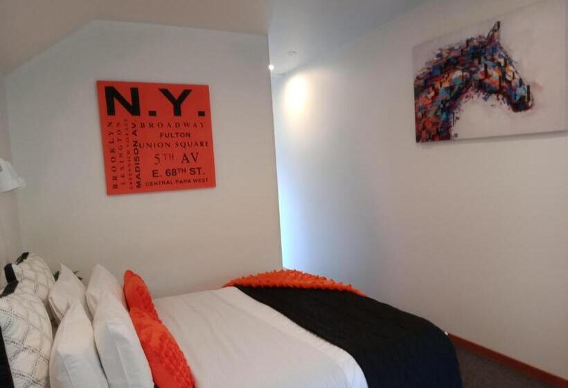 스탠다드 스튜디오, Four Peaks Motel