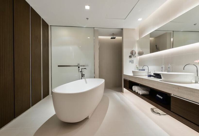 جناح كلوب, Dream Phuket Hotel & Spa