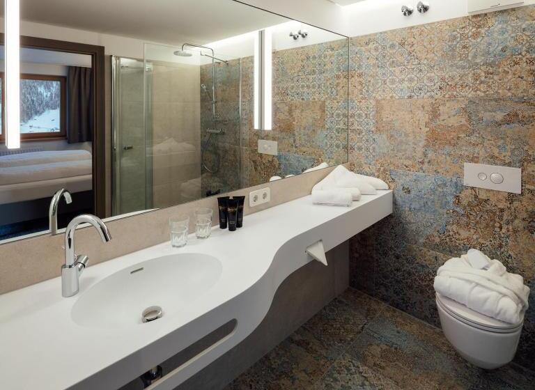 جناح جونيور, Panoramahotel Fliesserhof