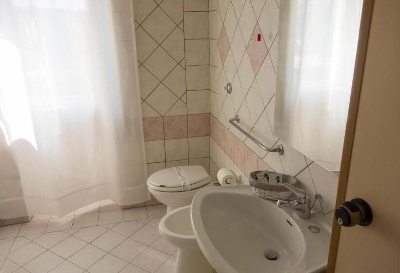 ファミリールーム, Minturnae