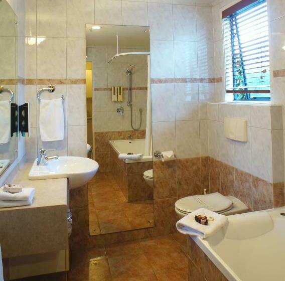 스탠다드 스튜디오, Cornwall Park Motor Inn