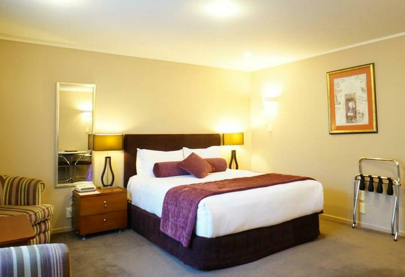 스탠다드 스튜디오, Cornwall Park Motor Inn