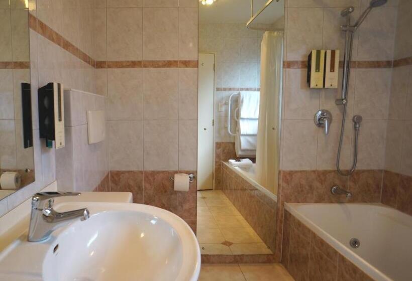 스탠다드 스튜디오, Cornwall Park Motor Inn