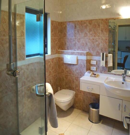 스탠다드 스튜디오, Cornwall Park Motor Inn