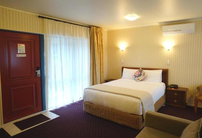 스탠다드 스튜디오, Cornwall Park Motor Inn