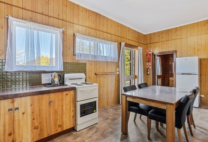 3间卧室的房子, Riverfront Motel & Villas