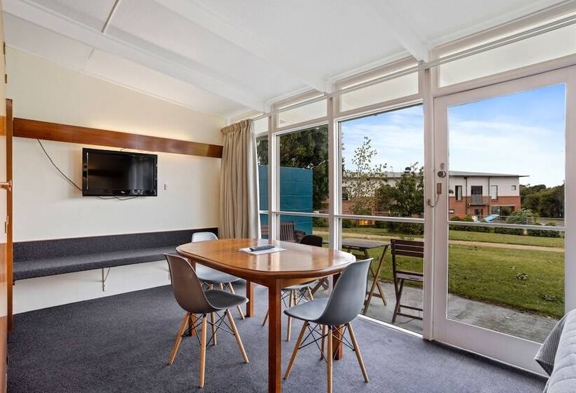 家庭间, Riverfront Motel & Villas